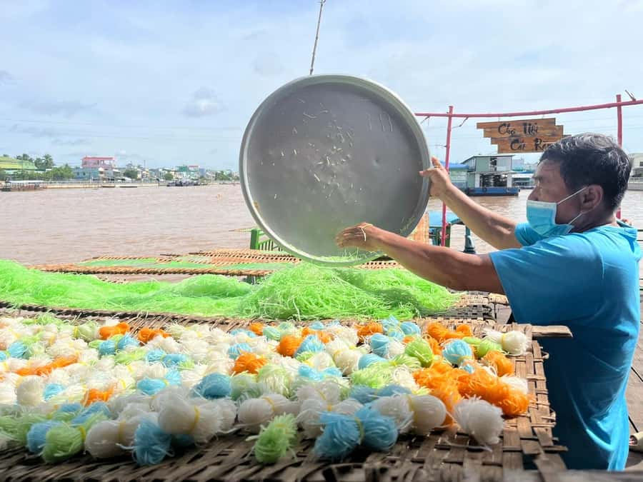 1 Day Mekong Tour: Cai Rang Floating Market & MyTho-Ben Tre - Entering Cai Rang Floating Market: Breakfast on the River