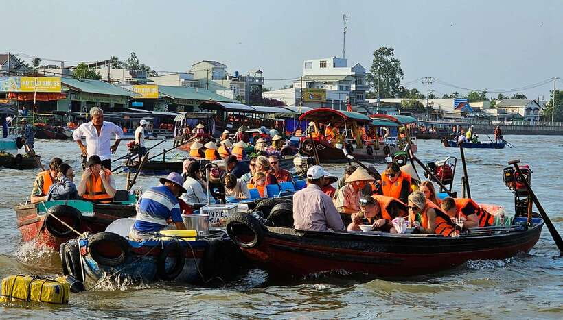 4 Day's Mekong Delta With Tra Su Forest Exit Phnom Penh - Day 3: Floating fish farms, Cham villages, and Tra Su’s bird-filled forest canals