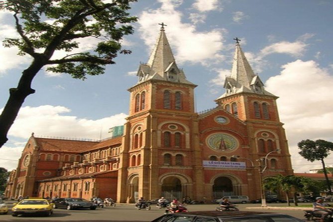 Cu Chi Tunnels and Ho Chi Minh City private tour full day - The city drive and the guide: why commentary changes everything