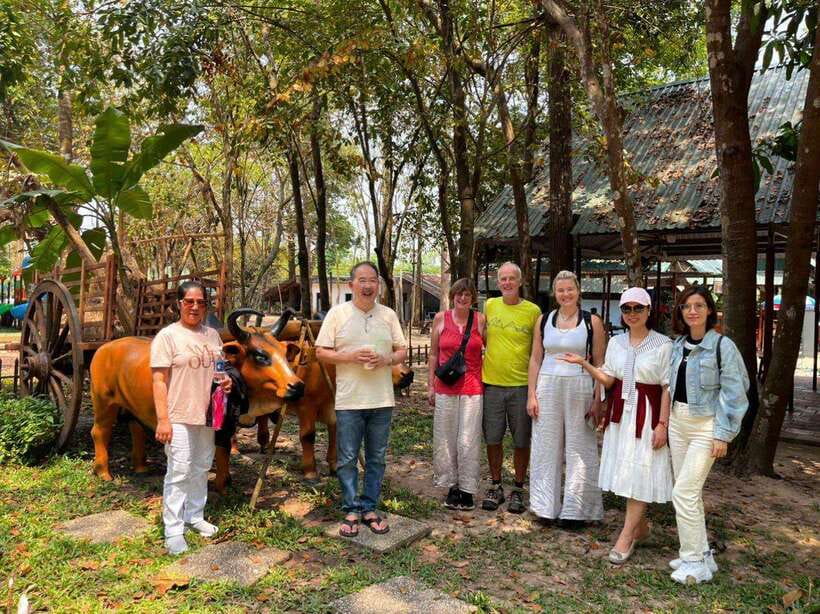 Ho Chi Minh: 1 Day Can Tho Floating Market & Cu Chi Tunnels - Learning time: Hu Tieu and a pineapple peeled on the spot