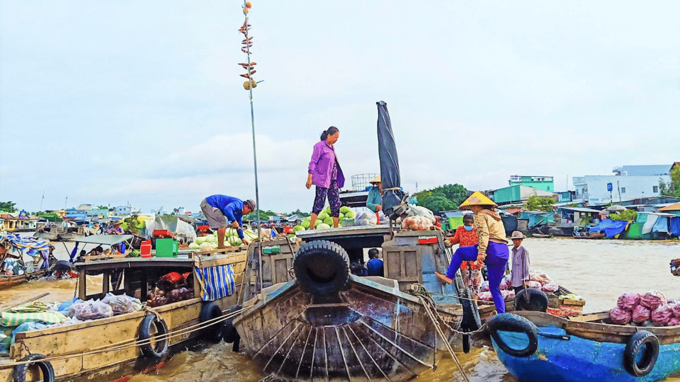 Ho Chi Minh: 1 Day Can Tho Floating Market & Cu Chi Tunnels - Cu Chi Tunnels: camouflage details, war artifacts, and an optional crawl