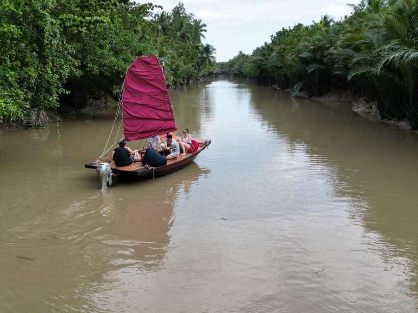 Ho Chi Minh City: Mekong Delta Day Trip with Lunch & Drinks - Private ferry on the Mekong: fishing scenes and local candy