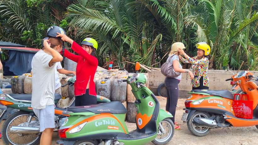 Ho Chi Minh City: Mekong Delta Day Trip with Lunch & Drinks - Getting out of Ho Chi Minh: pickup, the 2.5-hour drive, and Mekong Restop