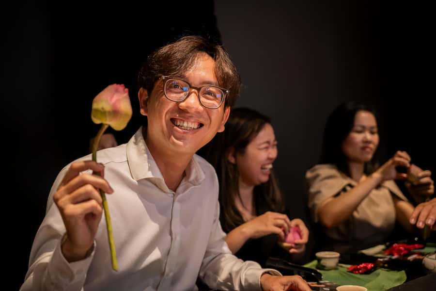 Ho Chi Minh City: Vietnamese Lotus Tea Culture Experience - The live artisan performance: brewing inside fresh lotus buds