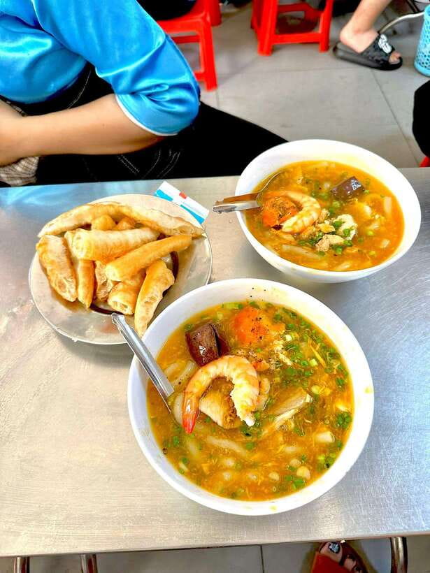 KISSTOUR | Motorbike Food Tour Female Drivers in Ho Chi Minh - How this Ho Chi Minh motorbike food tour really works