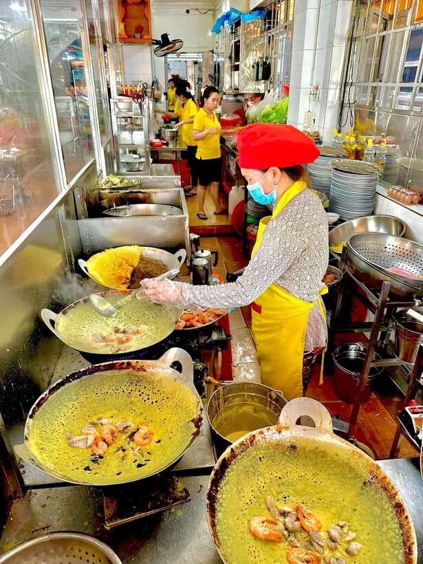 KISSTOUR | Motorbike Food Tour Female Drivers in Ho Chi Minh - Stop by stop: what you’ll eat (and why each dish matters)
