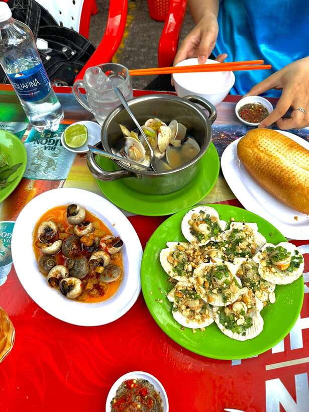 KISSTOUR | Motorbike Food Tour Female Drivers in Ho Chi Minh - A quick note on language, kids, and rain
