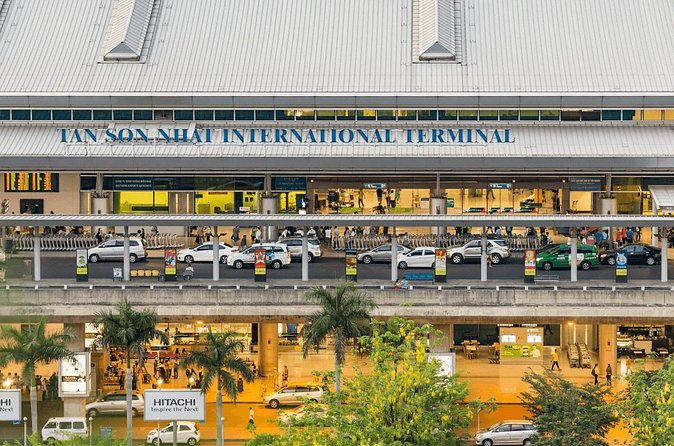 Private transfer Tan Son Nhat Airport (SGN) - Hotels In City - The driver experience: English support and courteous service