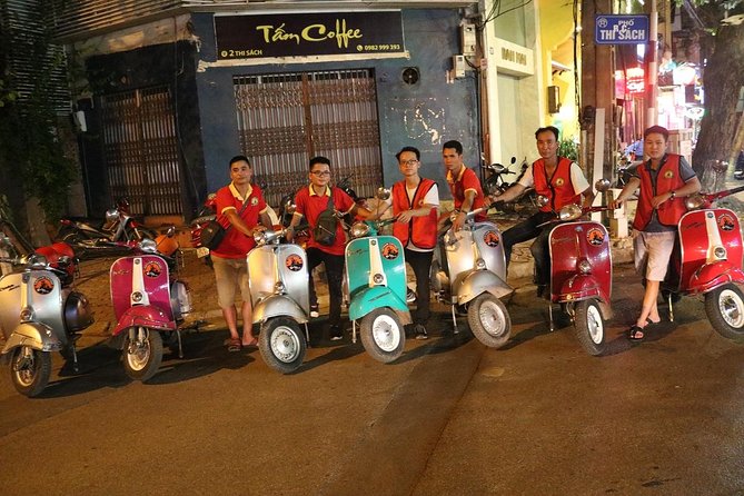 Saigon After Dark Vespa Street Food Tour + Live Music 4 hours - Meeting up at 6:00 pm: how the night starts