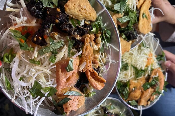 Saigon Street Food By Night - Foodie City Private Tour With Local Guide - Stop 1 at Ho Thi Ky Flower Market: Snacks, Movement, and a Quick Look In