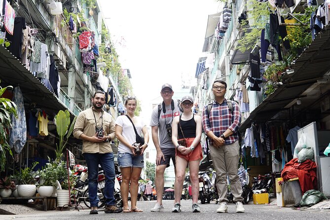 Using Medium Format film camera to discover Saigon - Learning TLR basics while walking alley street markets