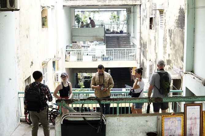 Using Medium Format film camera to discover Saigon - Coffee culture at a 90-year-old shop and the 1968 building stop